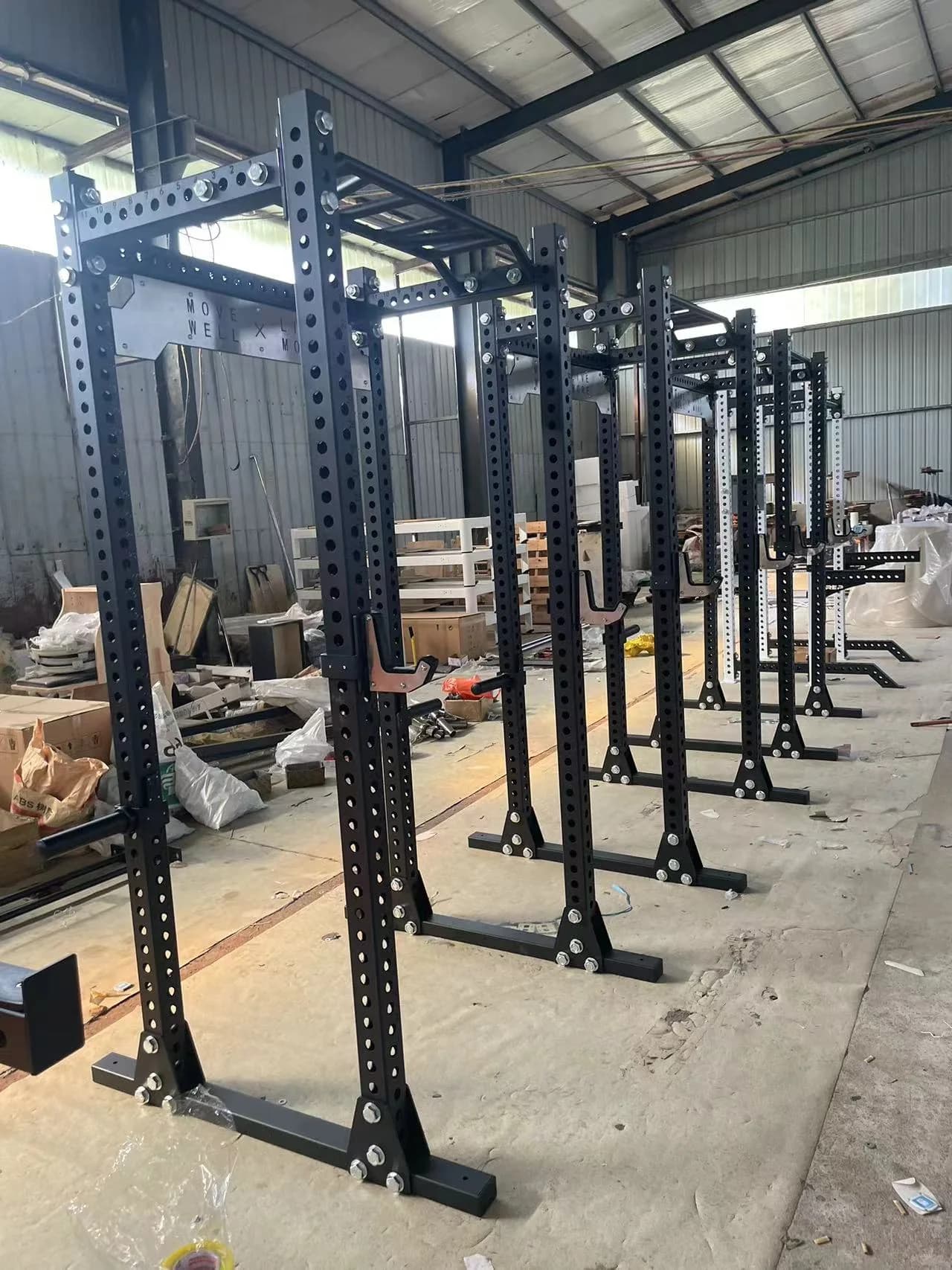 power rack uppställda för kontroll i PBF Fitness fabrik