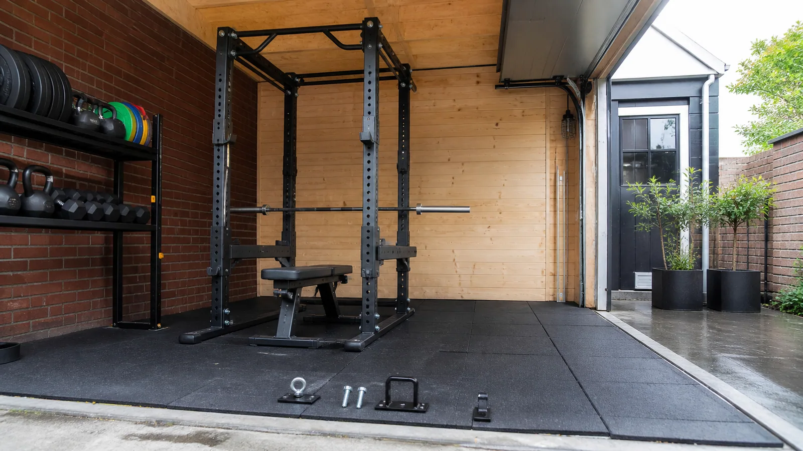 Smith machine taşıyıcısı ve kılavuz raylarının yakın görünümü