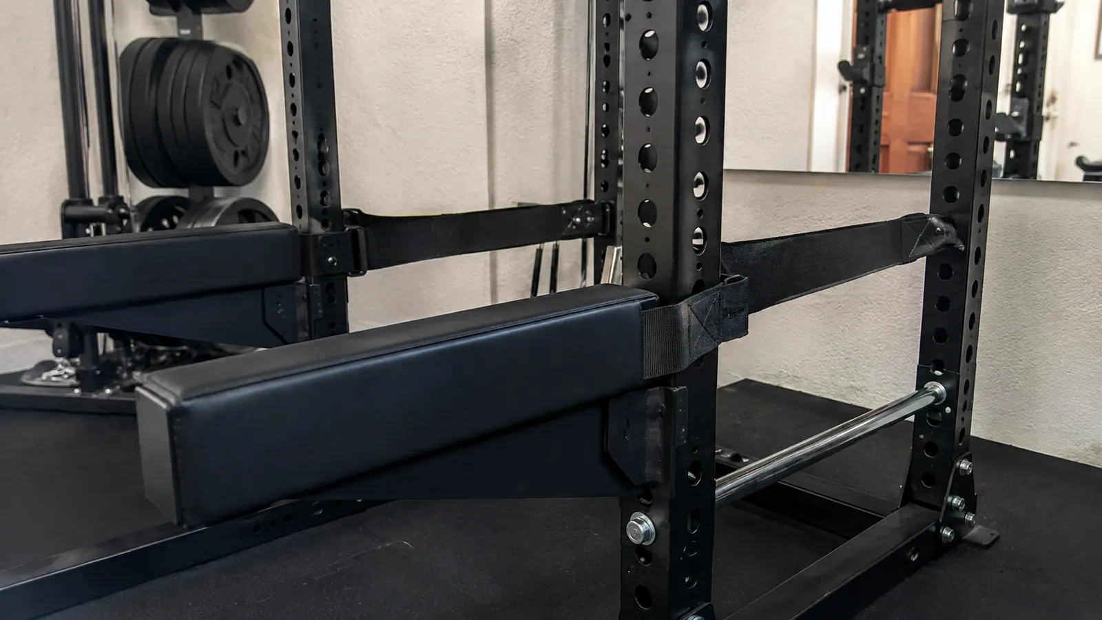 Rack con correa de seguridad, barra atravesada y brazo acolchado mostrados por separado