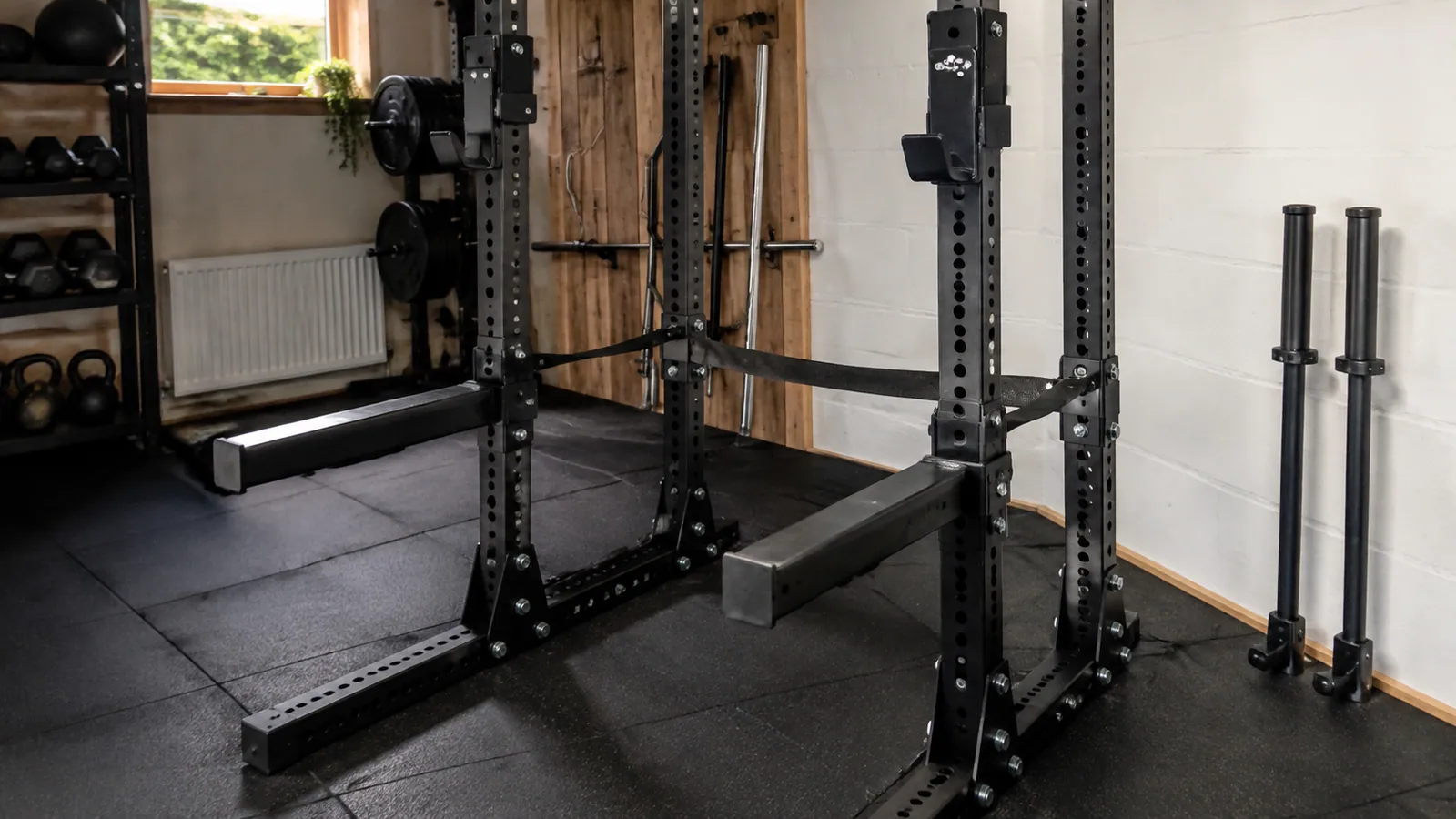 Power rack met veiligheidsband, doorsteekstang en beklede spotterarm op aparte hoogtes