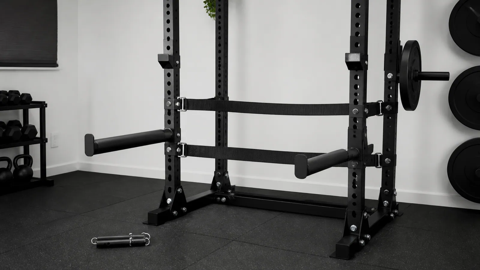 Power rack z pasem, rurą przelotową i wyściełanym ramieniem na różnych wysokościach