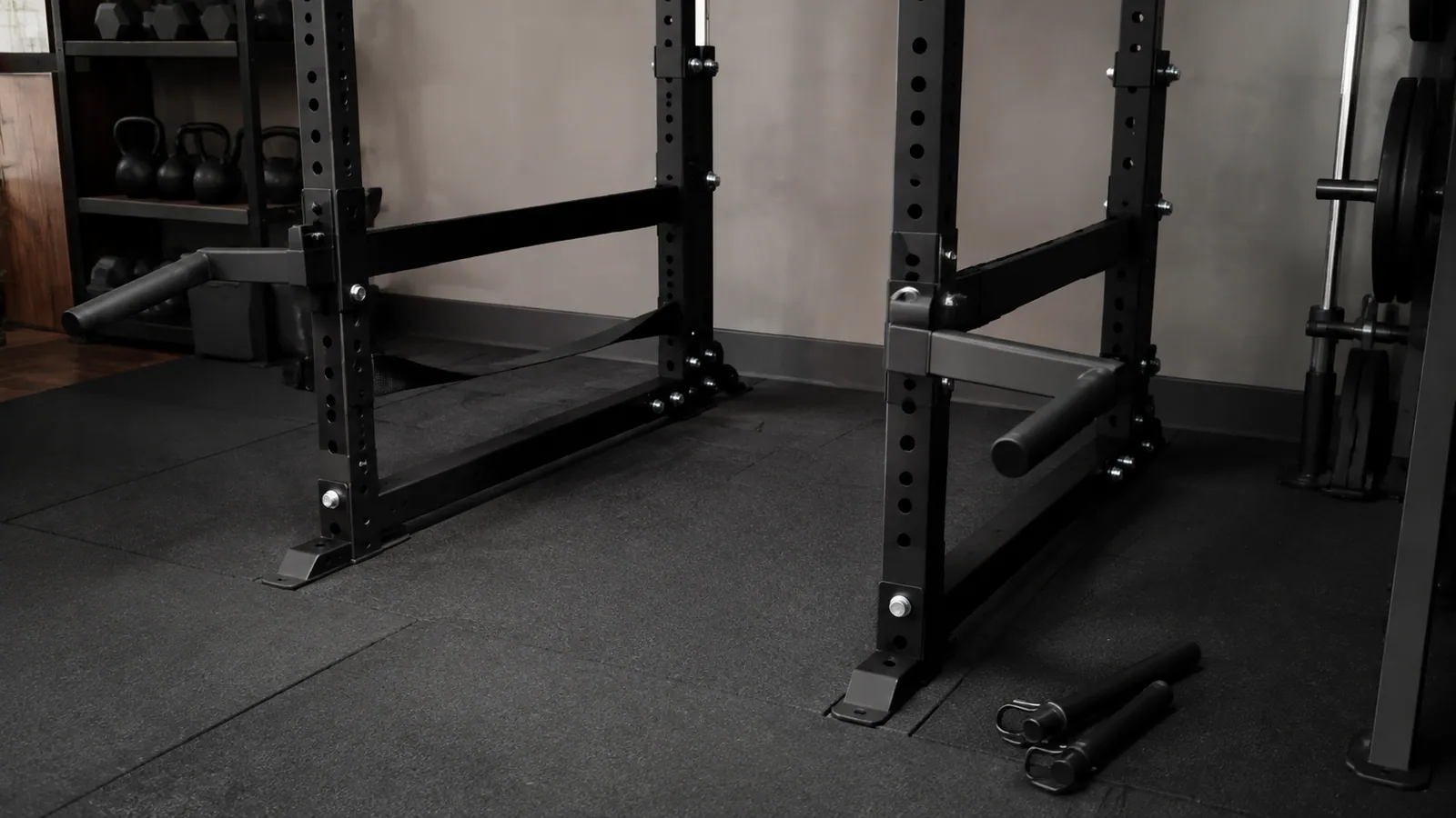 Power rack com cinta, barra passante e braço acolchoado de segurança em alturas distintas