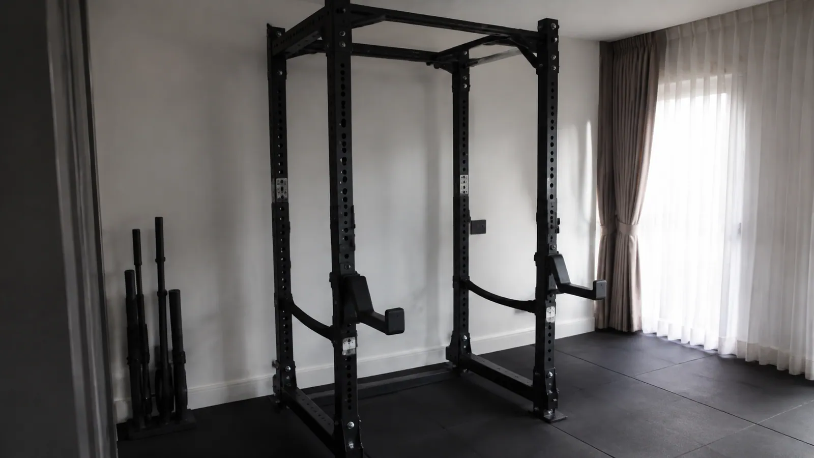 Farklı yüksekliklerde kayış, geçme boru ve pedli spotter kolu bulunan power rack