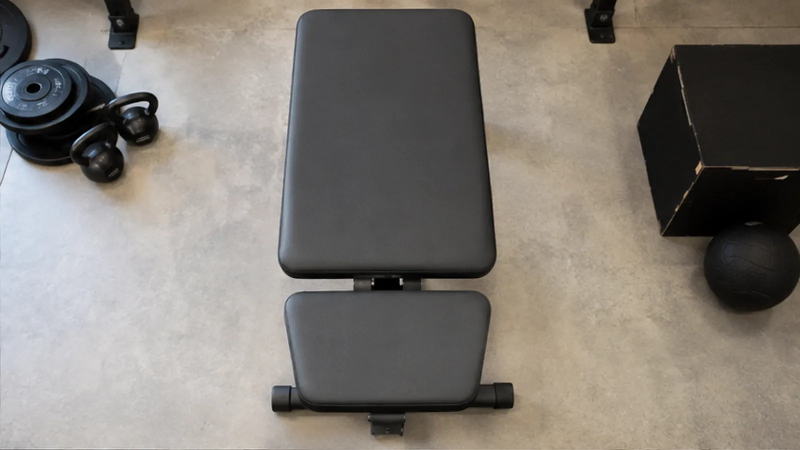 Dua bench adjustable dari atas dengan sandaran standar dan lebar